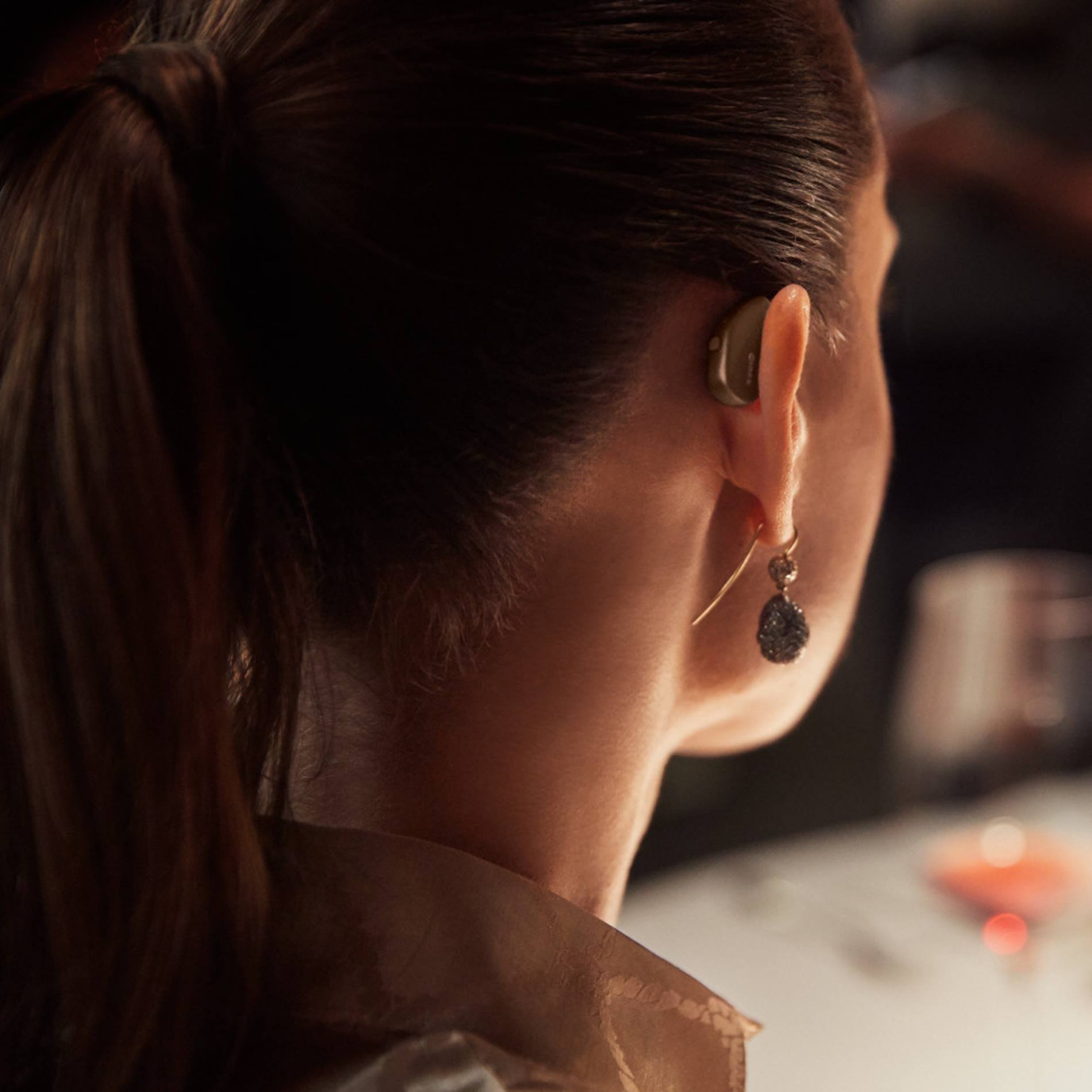 restaurant-woman-with-hearing-aid-seen-from-behind